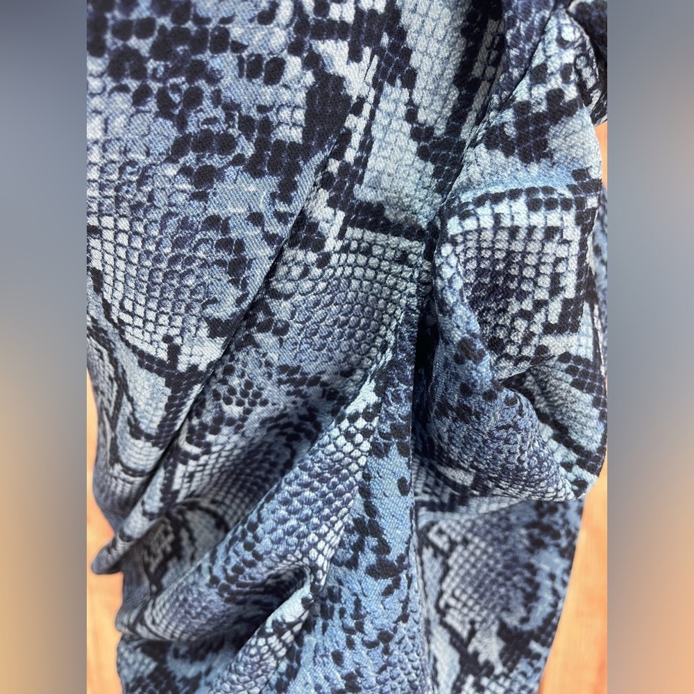 Michael by Michael Kors blue snake print boat neckline smocked blouse women’s M - Picture 5 of 17